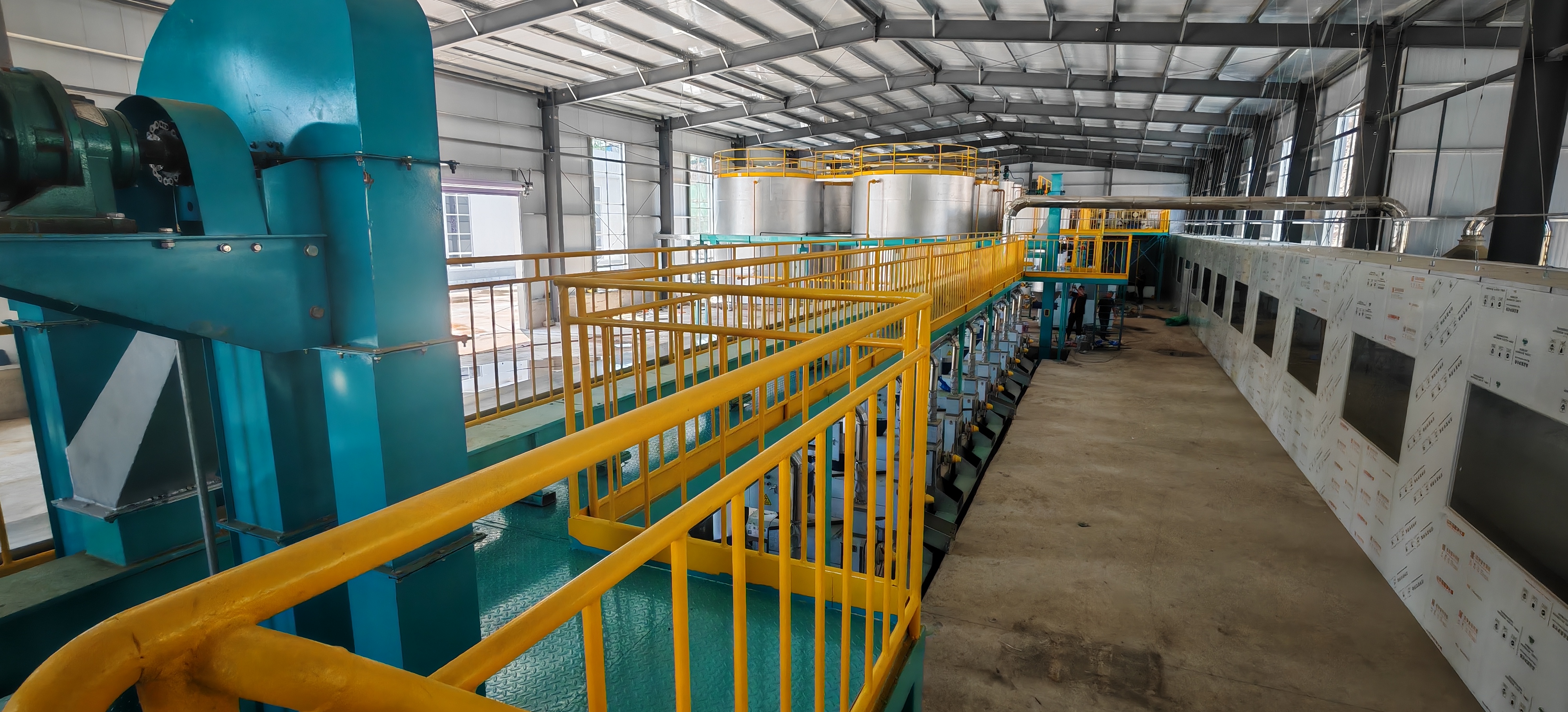 خط إنتاج عصر زيت الفول السوداني الأوتوماتيكي بالكامل طراز 2026، يعتمد على مكبس الزيت الحلزوني من سلسلة ZY ونظام تحكم PLC، ويمكنه إجراء العصر البارد والساخن بكفاءة عالية.