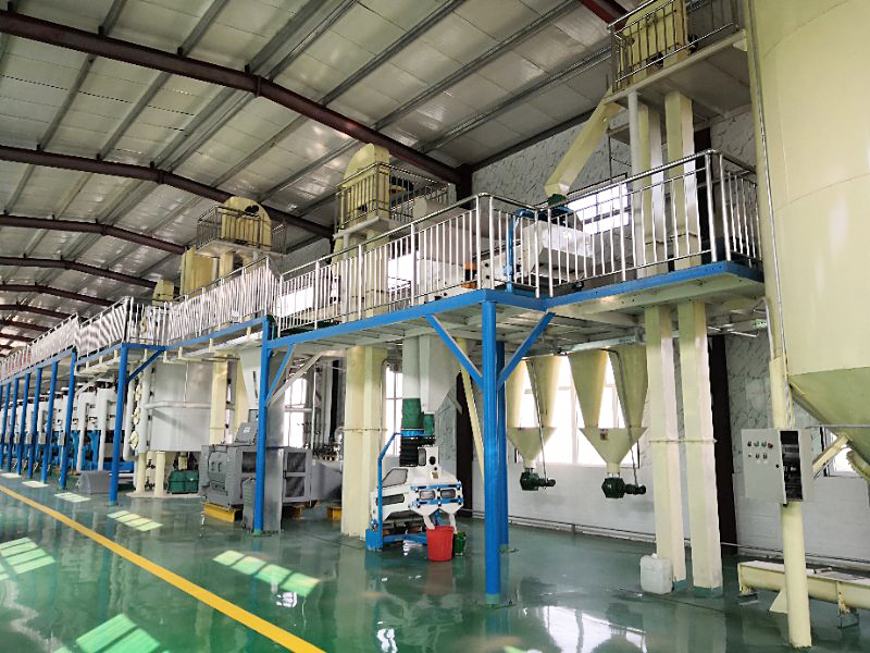 Производственная линия «под ключ» по выпуску масла из зародышей кукурузы 2026 года: включает в себя высокоточную предварительную обработку методом хлопьевидного измельчения (0,3–0,5 мм), систему экстракции растворителем с остаточным содержанием масла менее 0,5%, а также процесс принудительного удаления воска и рафинирования, разработанный для обеспечения кристальной чистоты и прозрачности готового масла.