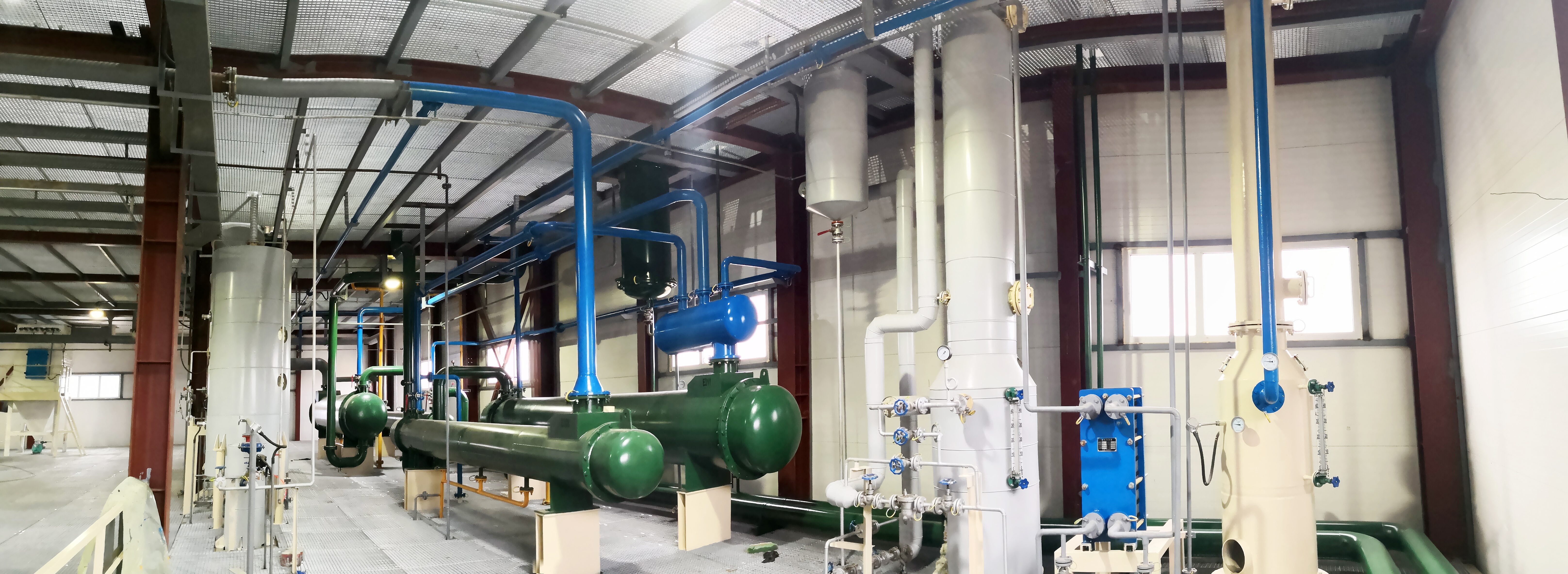 Комплектное оборудование для производства масла из зародышей кукурузы от QIE Group производительностью 20–100 тонн в день: благодаря интеграции технологии десольвентизации-обжаривания DTDC с испарением под отрицательным давлением, эта система обеспечивает потери растворителя менее 1,5 кг/тонну и остаточный уровень растворителя в готовом масле менее 50 ppm, что позволит нефтеперерабатывающим заводам к 2026 году добиться высокой рентабельности инвестиций.