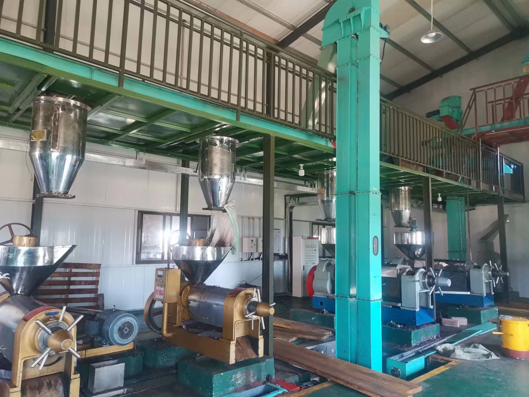 Premium cold-pressed shea butter production: Demonstrating small hydraulic shea butter press price and capacity capabilities to meet strict 2026 EU and global cosmetic purity standards