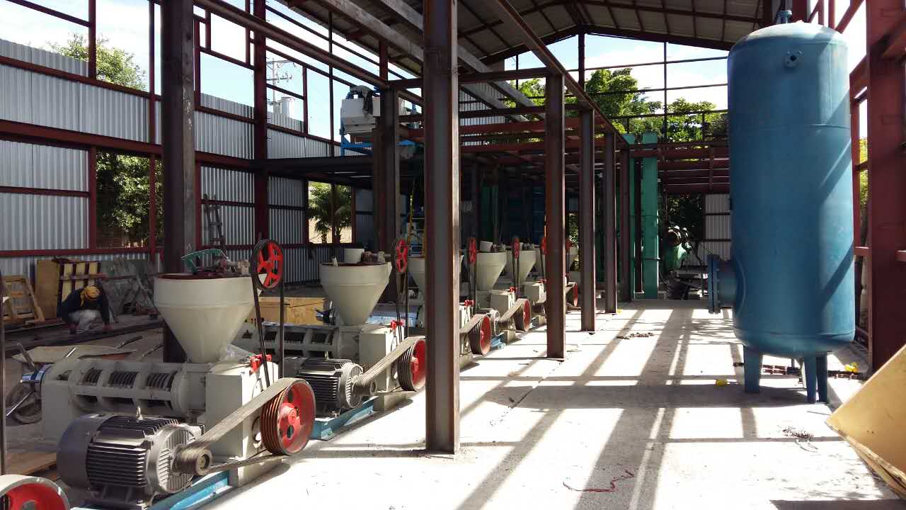 Presse à huile d’arachide entièrement automatique équipée d’une machine de torréfaction à température contrôlée — dédiée aux usines de production d’huile d’arachide aromatique