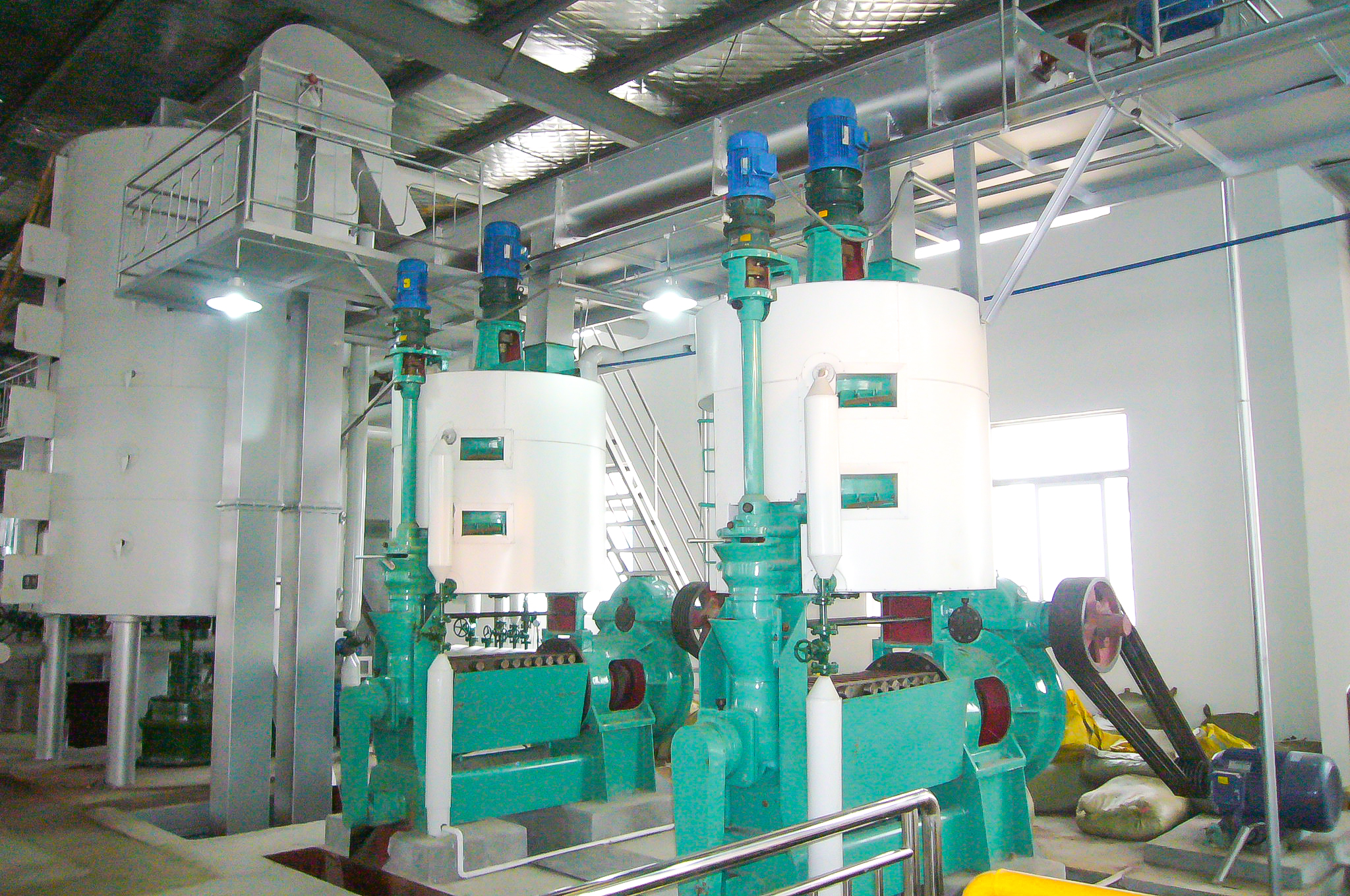 Pretreatment equipment for oilseed crops to optimize the capacity of edible oil processing plants