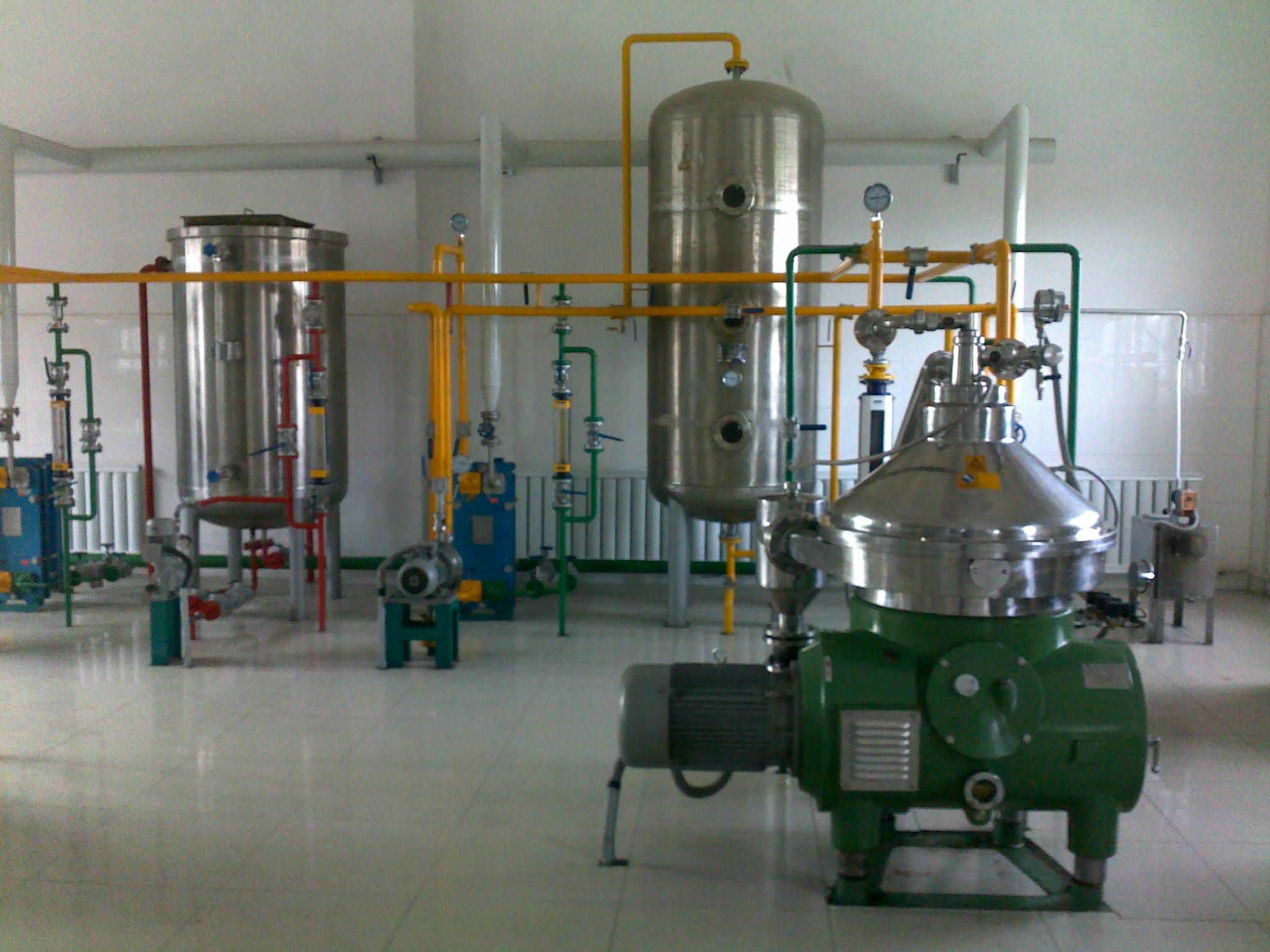 Disc stack centrifuge for edible oil refining loss reduction and efficient oil separation