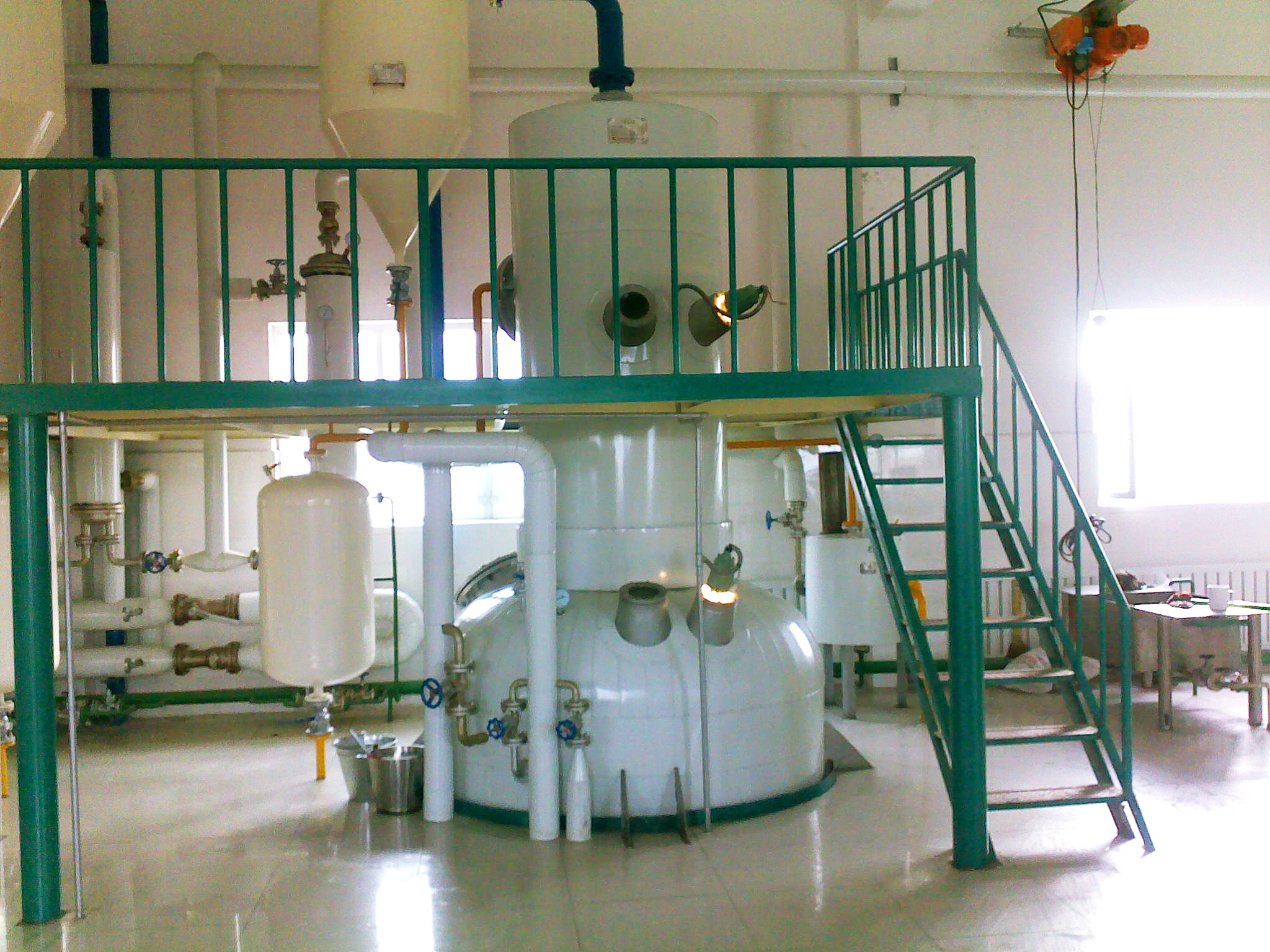 Edible oil deodorization tower for improving refined oil quality and reducing processing losses