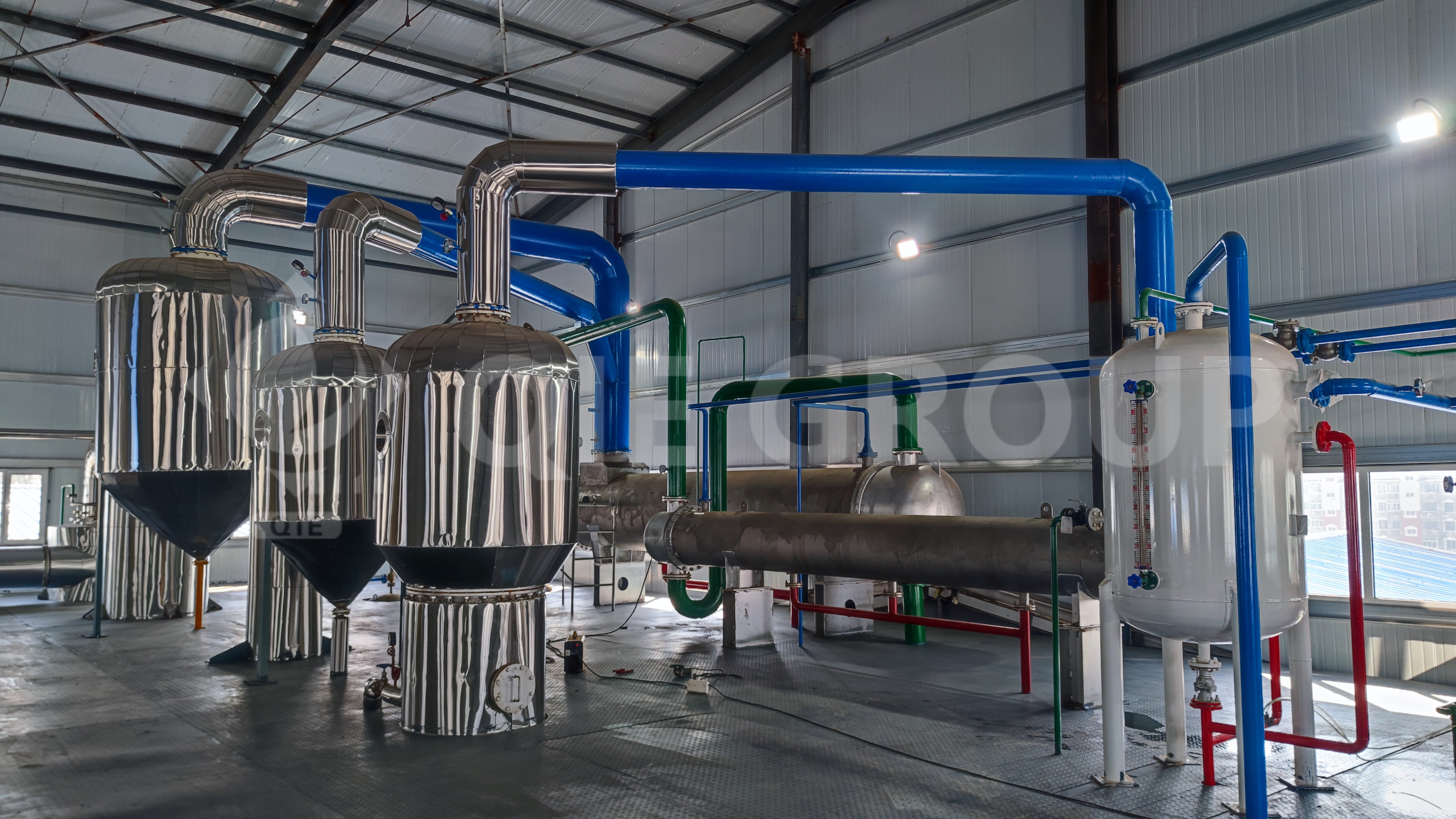 Continuous edible oil refining plant with deodorization, bleaching, filtration and automatic control equipment.