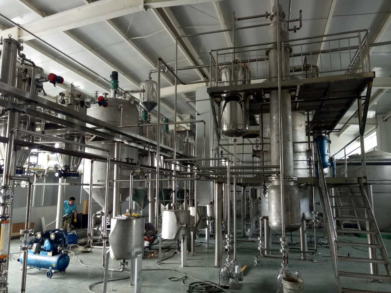 Equipos de prensado y refinación para plantas de procesamiento de aceite, integrados en una línea de producción completa
