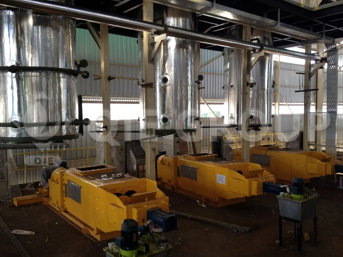 Automatic palm fruit pressing machine