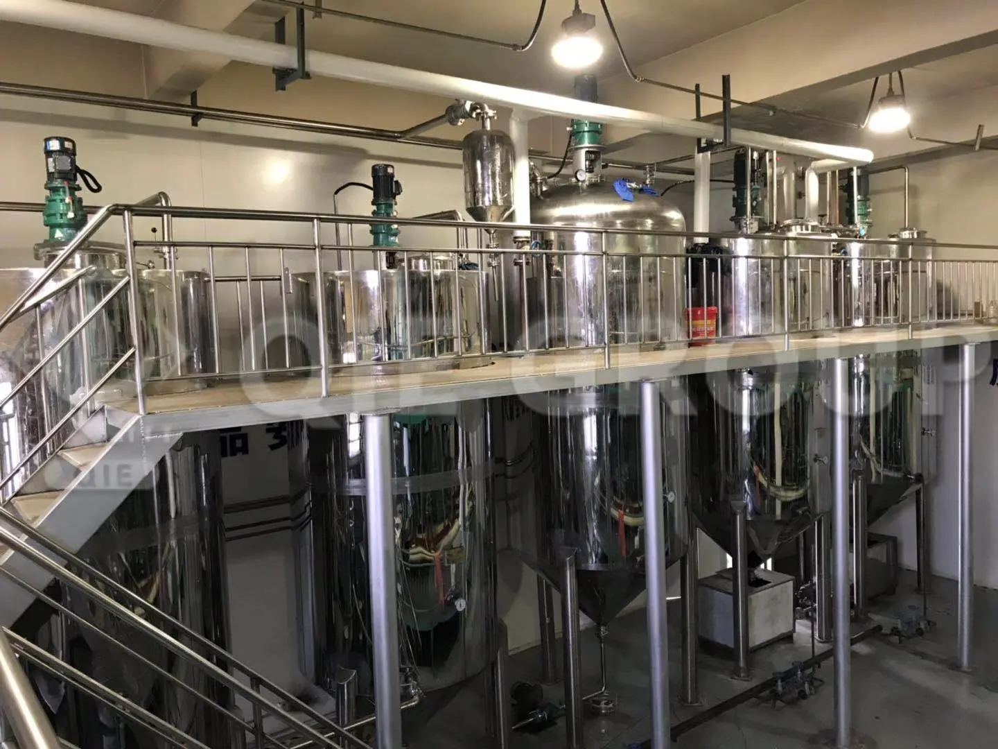 Edible oil refining equipment with bleaching and deodorization
