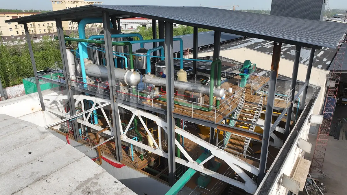Canola oil refining workshop overview with degumming, deacidification, bleaching, and deodorization units