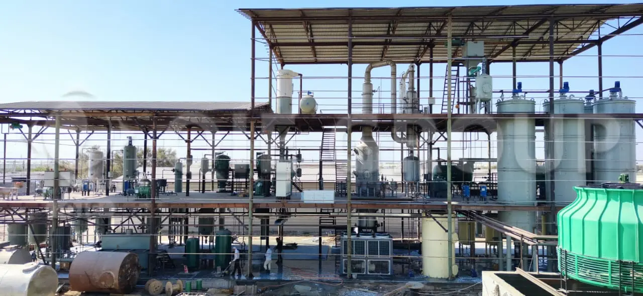 Complete oil refinery machinery with degumming, bleaching, and deodorization system