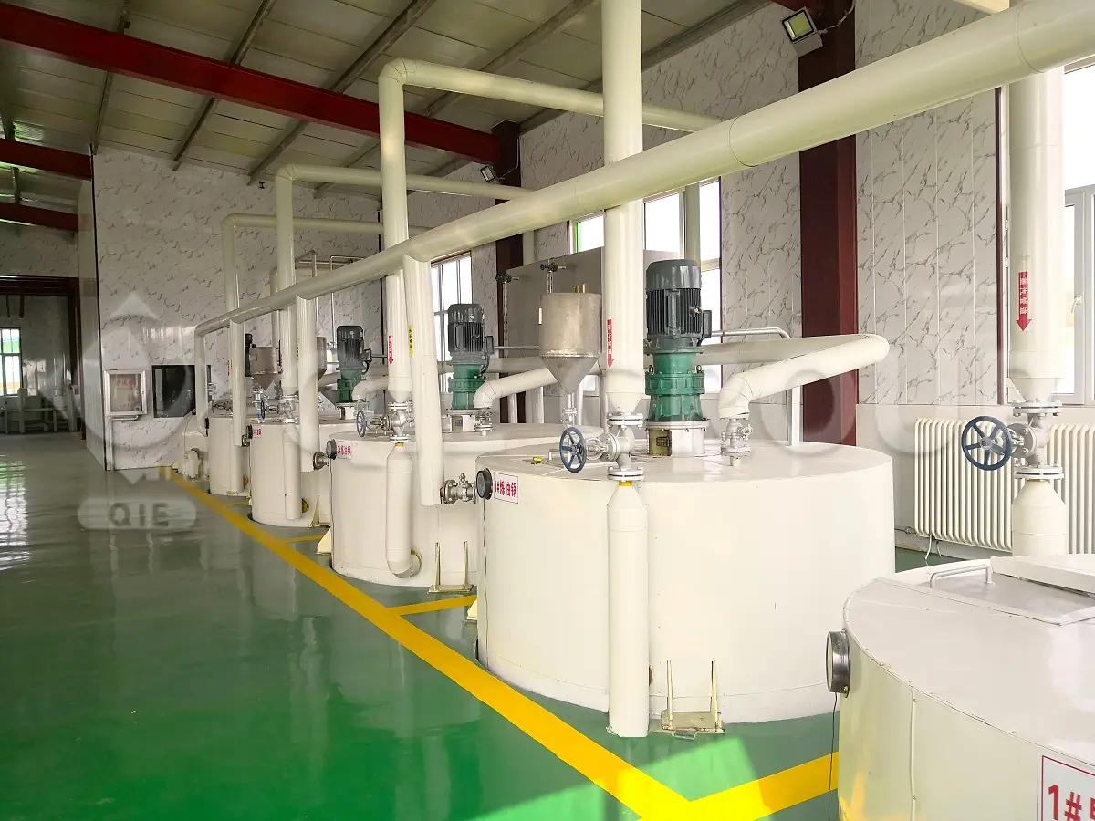Edible oil refining kettle for degumming, decolorization and deodorization