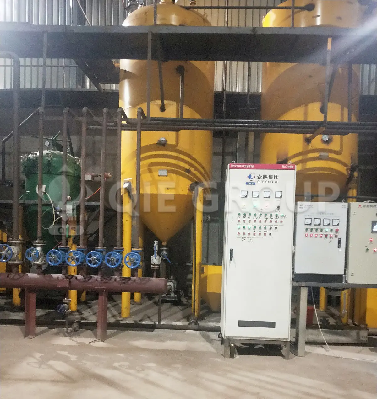 Une ligne de production complète de raffinage d'huile de soja comprend le dégommage, la désacidification, la décoloration et la désodorisation.