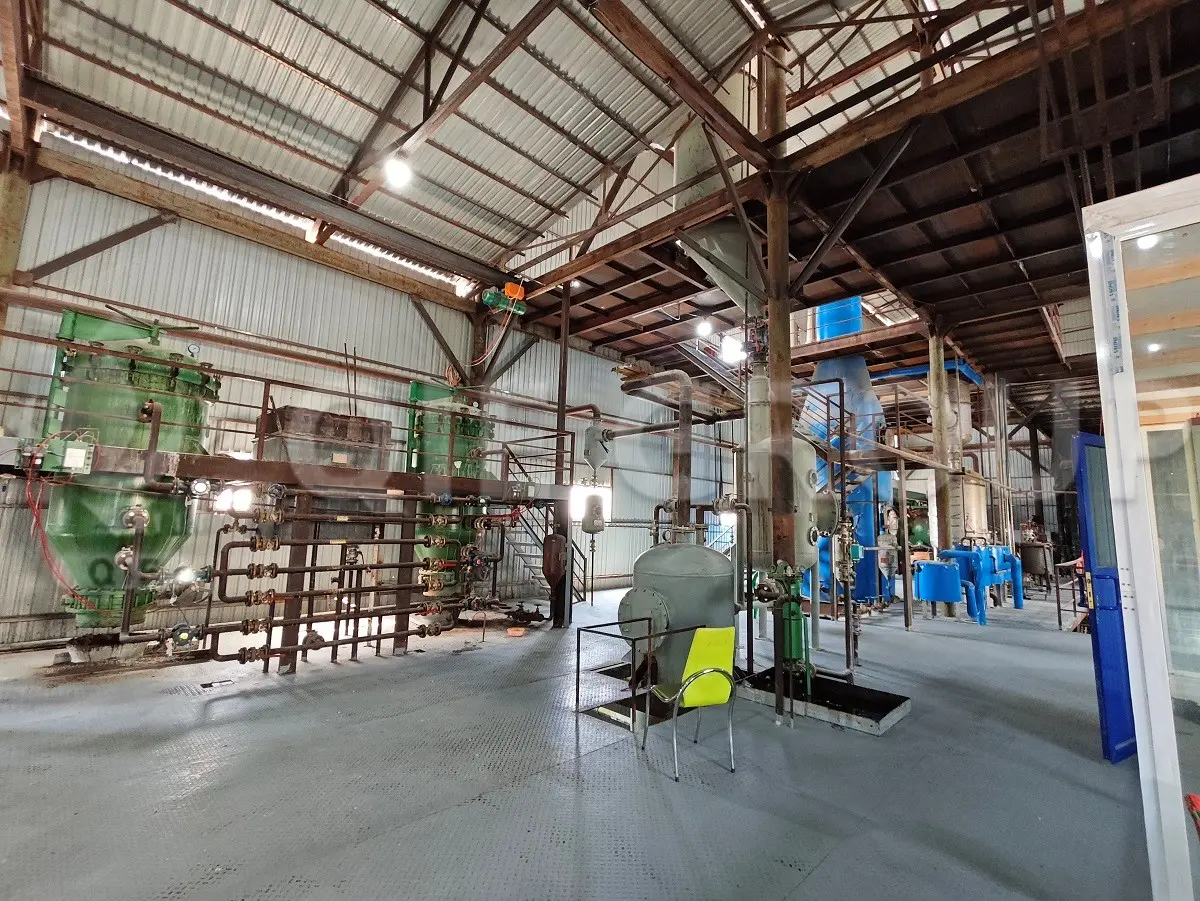 植物油精炼车间是为脱胶、中和、脱色和脱臭工艺而设计的。
