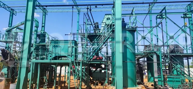 一个综合性的棕榈油加工厂，包括压榨和精炼系统，以及辅助设施。