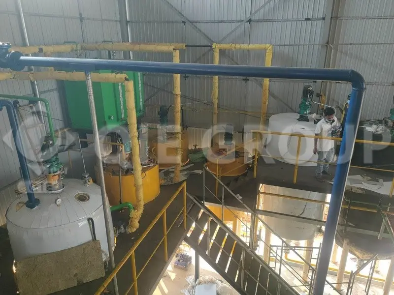 配备脱胶、中和、脱色和脱臭装置的食用油精炼车间。