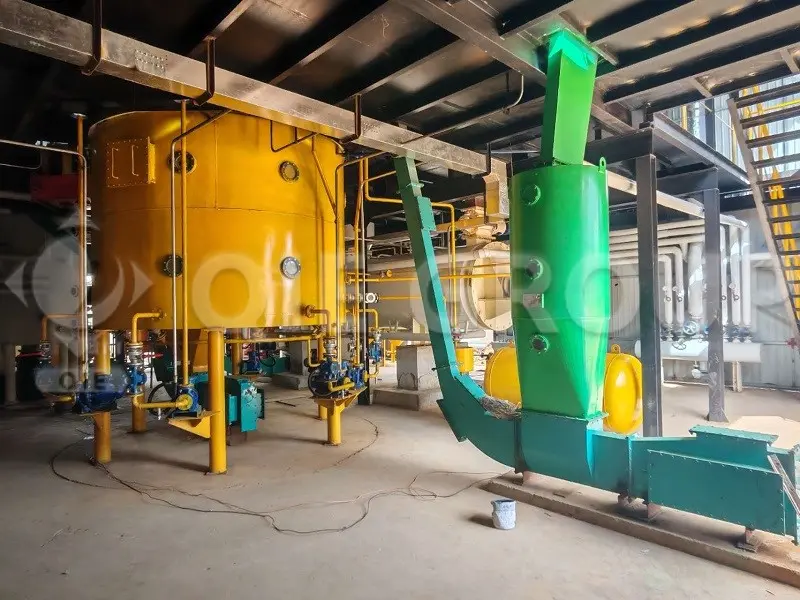 用于溶剂萃取食用油的车间设备，包括萃取器、脱溶剂器和溶剂回收系统。