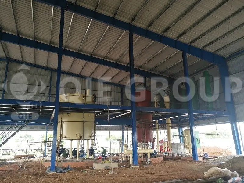 展示鳄梨果渣油提取工厂，呈现工业规模加工设备和工作流程。