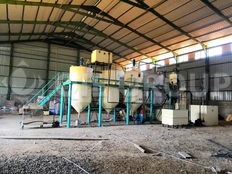 Atelier de raffinage de l'huile d'arachide, incluant les procédés de dégommage, de désacidification, de blanchiment et de désodorisation.