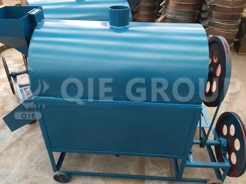 一种用于烘烤芝麻籽的机器，在压榨芝麻油之前使用。