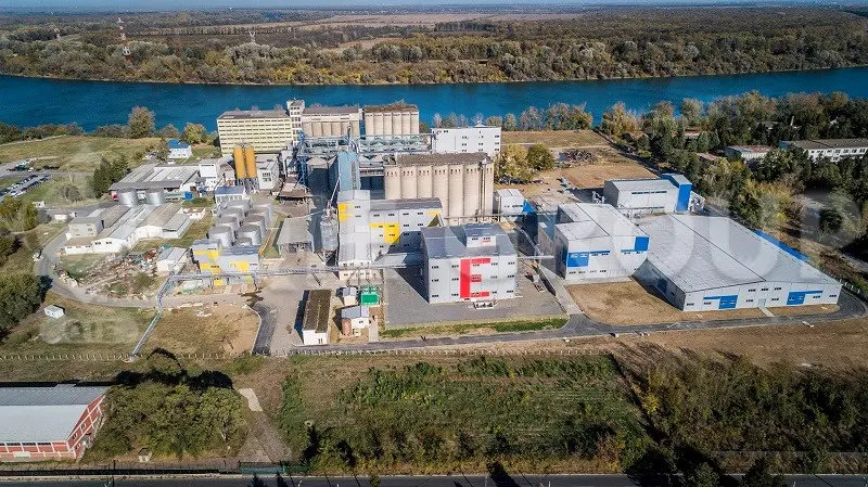 食用油生产线示意图，展示工厂内设备的布局。