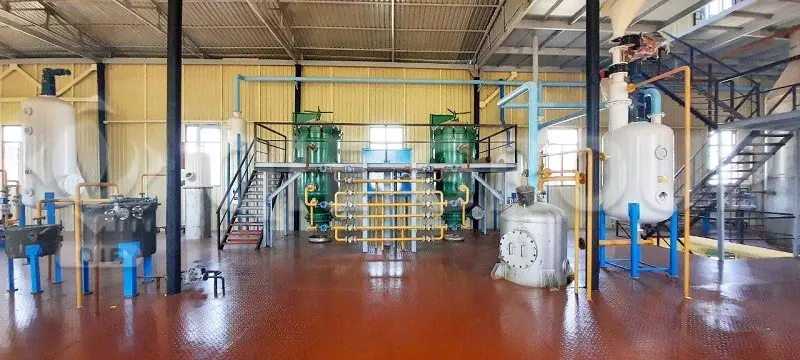 Цех рафинации кокосового масла демонстрирует оборудование для рафинации и производственные процессы, такие как дегуммирование, декислотирование, обесцвечивание и дезодорация.