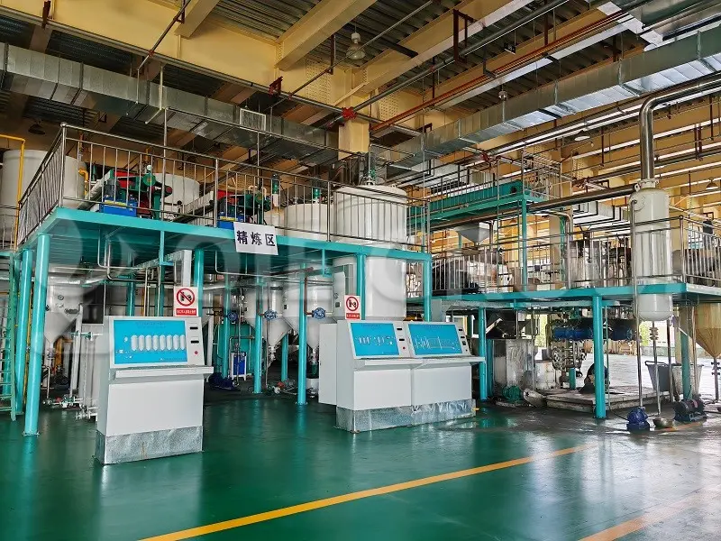 Современный цех для рафинации подсолнечного масла с системой дезодорации и отбеливания.