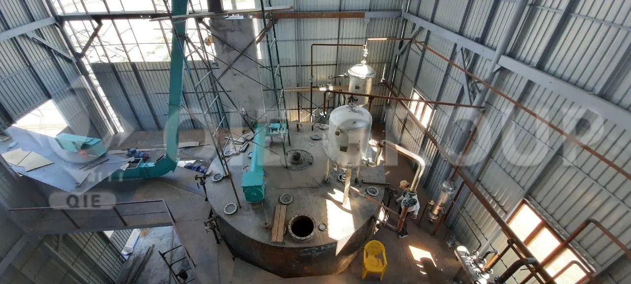 Крупномасштабный цех по экстракции подсолнечного масла с использованием растворителя с применением промышленного экстрактора.