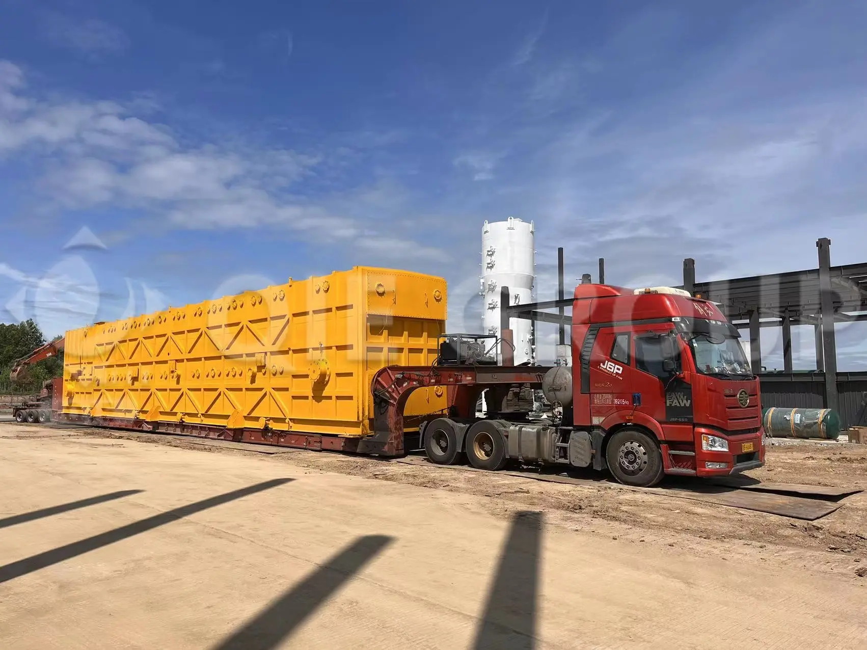 تم نقل جهاز استخلاص زيت فول الصويا ذو السلسلة الجرارة بسعة 600 طن يوميًا إلى الموقع.