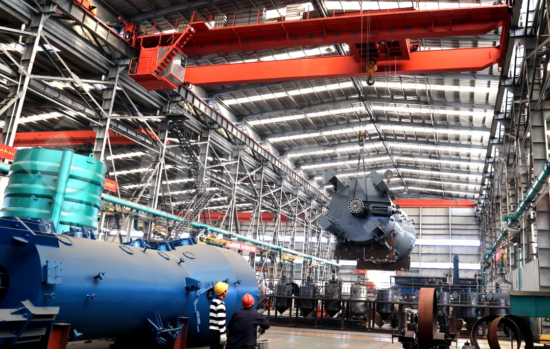 A modern edible oil processing workshop, equipped with automated production lines.