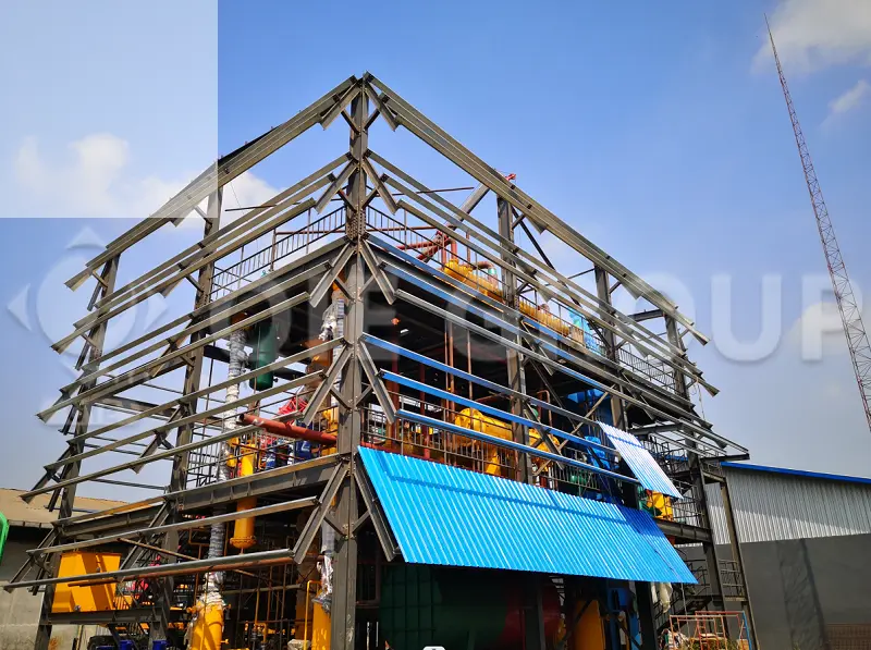 Рабочие на строительной площадке в цехе по переработке кокосового масла устанавливают оборудование и трубопроводы。