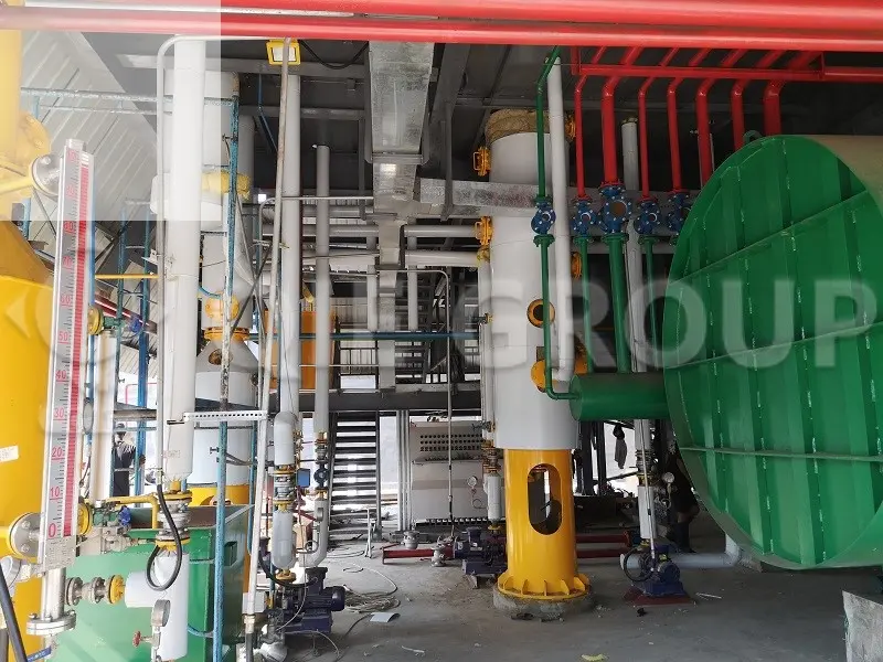 Эта выставка демонстрирует производственную среду цеха экстракции кокосового масла, где предварительно отпрессованные жмыхи извлекаются с помощью экстракционного оборудования.