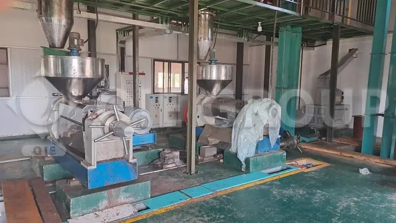 في خطوط إنتاج زبدة الشيا في نيجيريا، تُستخدم آلات العصر لعصر النفط الخام ميكانيكياً بهدف زيادة العائد وكفاءة الإنتاج.