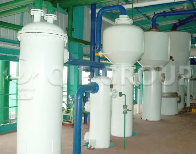 Vacuum evaporation system for high-efficiency evaporation processes used in solvent recovery and regeneration as well as in rice bran oil processing enterprises.