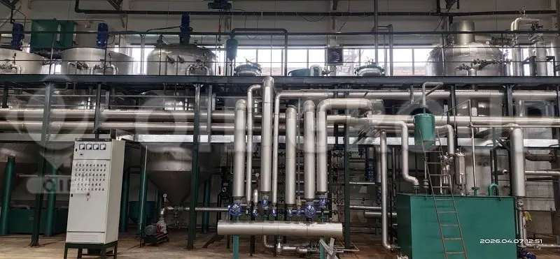 Equipment for refining peanut oil used in degumming, neutralization by deacidification, bleaching, and deodorization processes.
