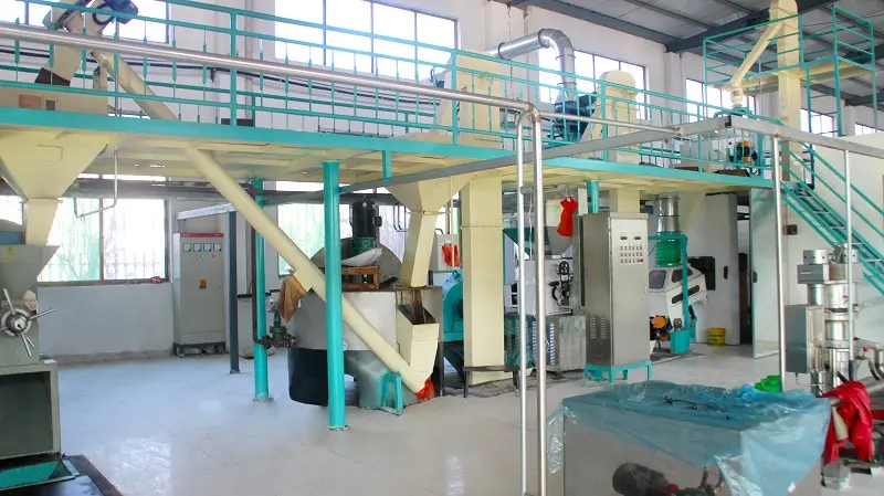 The coconut processing workshop is used for cleaning, crushing, steaming, baking, and conditioning dried coconuts.