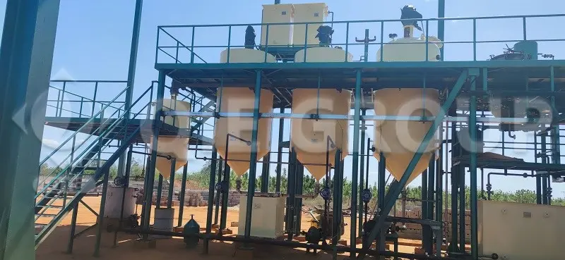 El tanque de refinación de aceite de palmiste se utiliza en las etapas de desgomado, desacidificación, blanqueo y desodorización del proceso de refinación de aceites comestibles.