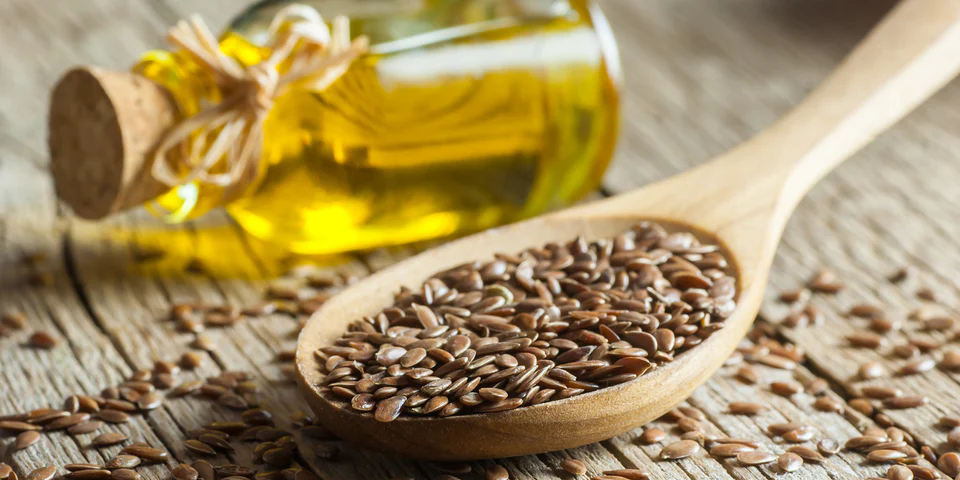 Aceite de linaza de alta calidad, producido utilizando procesos eficientes de extracción y refinado, apto para aplicaciones alimentarias e industriales
