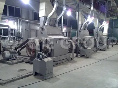 Équipement de floconnage du soja dans une usine de transformation du soja produisant des flocons uniformes afin d’améliorer l’efficacité de l’extraction et de réduire l’huile résiduelle.
