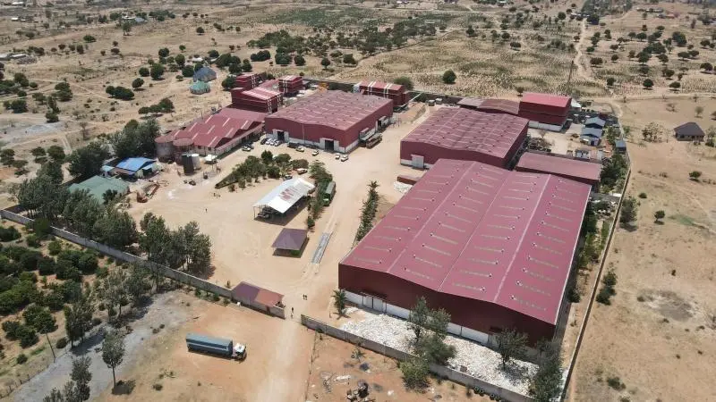 Descripción general de un proyecto EPC llave en mano de aceite comestible, con una moderna planta industrial de procesamiento de aceite de girasol y silos de acero.