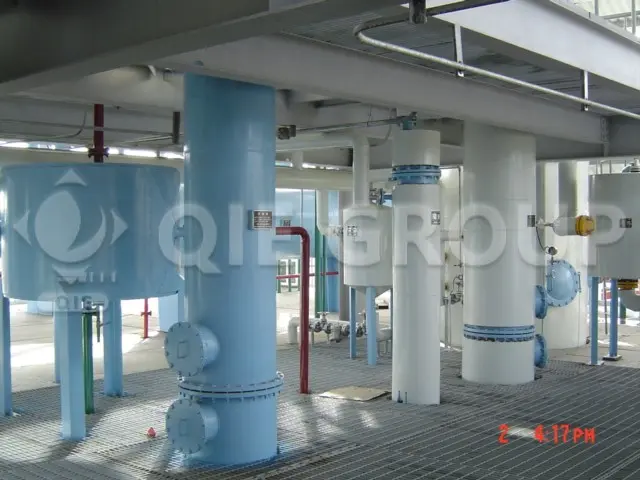 Multi-effect miscella evaporation and vacuum stripping system for separating hexane from crude soybean oil.