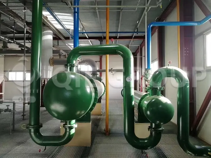 Solvent recovery and condensing section in a soybean oil extraction plant with mineral oil absorption units.