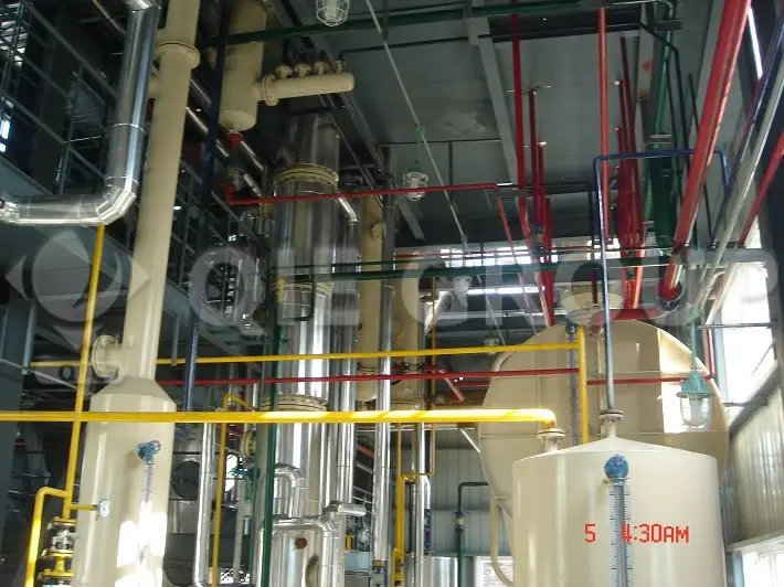 Rapeseed oil solvent stripping column for miscella evaporation and crude oil purification
