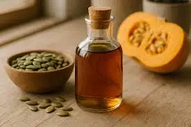  زيت بذور اليقطين النقي المعصور على البارد والمعبأ في زجاجات شفافة، يُظهر لونه الطبيعي الأخضر الداكن المميز