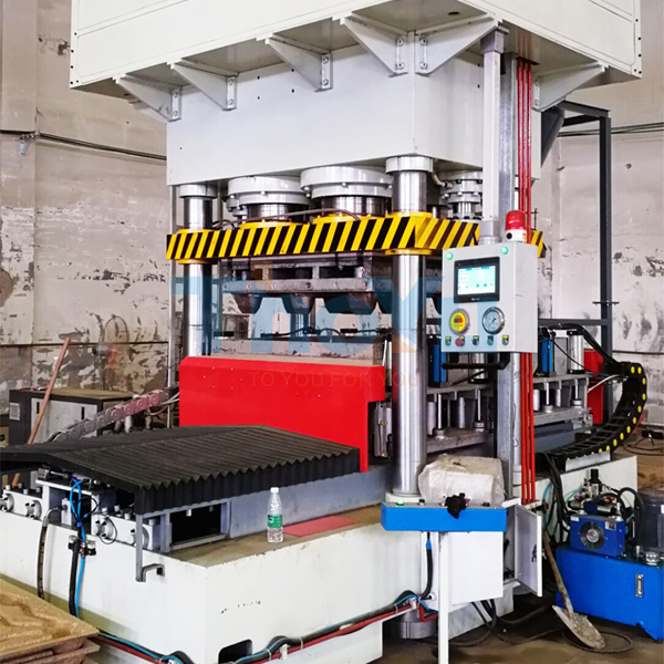 The dual - mode pressing wood pallet machine in operation