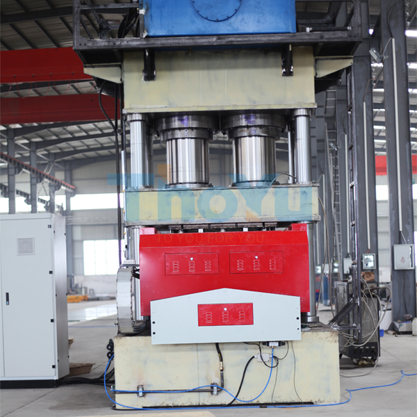 Double-moulds-pressed-wood-pallet-machine-3.jpg