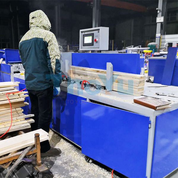 Comparación visual entre producción manual vs automatizada con máquina clavadora moderna