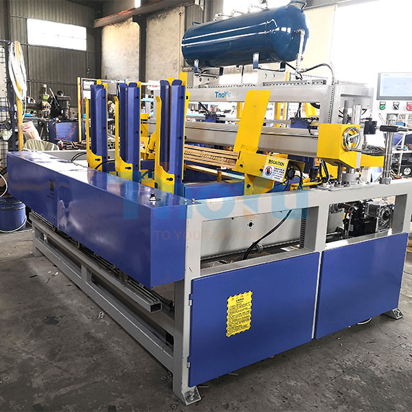 Рабочий с новым гвоздодером: человек удобно стоит, держит поддон, на экране отображается текущий режим работы