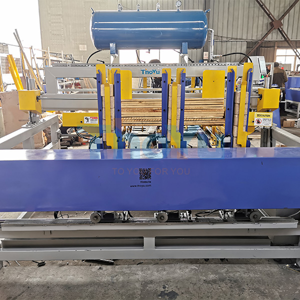 Máquina clavadora de palets europeos en funcionamiento con sistema PLC y pantalla táctil