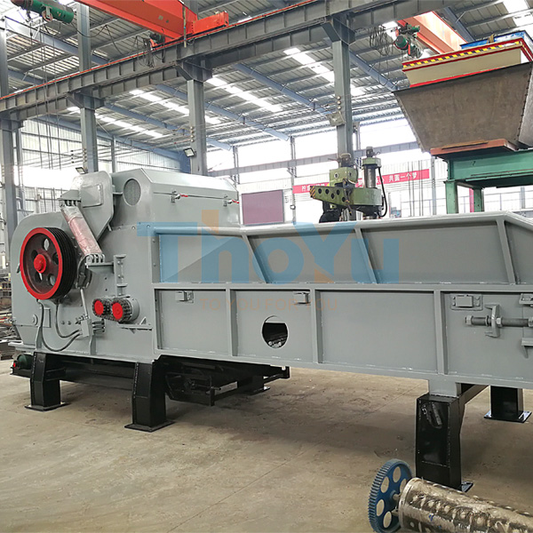 Integrated wood crusher machine in operation recycling waste wooden pallets