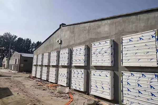 Dashboard de monitoreo remoto mostrando parámetros ambientales y estado de salud de gallinas ponedoras en una granja automatizada